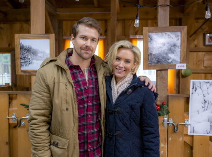 Classic Christmas Moments - Romance at Reindeer Lodge