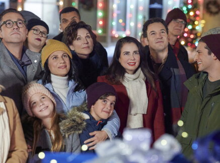 Preview - Love, Lights, Hanukkah!