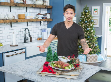 Ronnie Woo Makes Panko-Crusted Beef Tenderloin